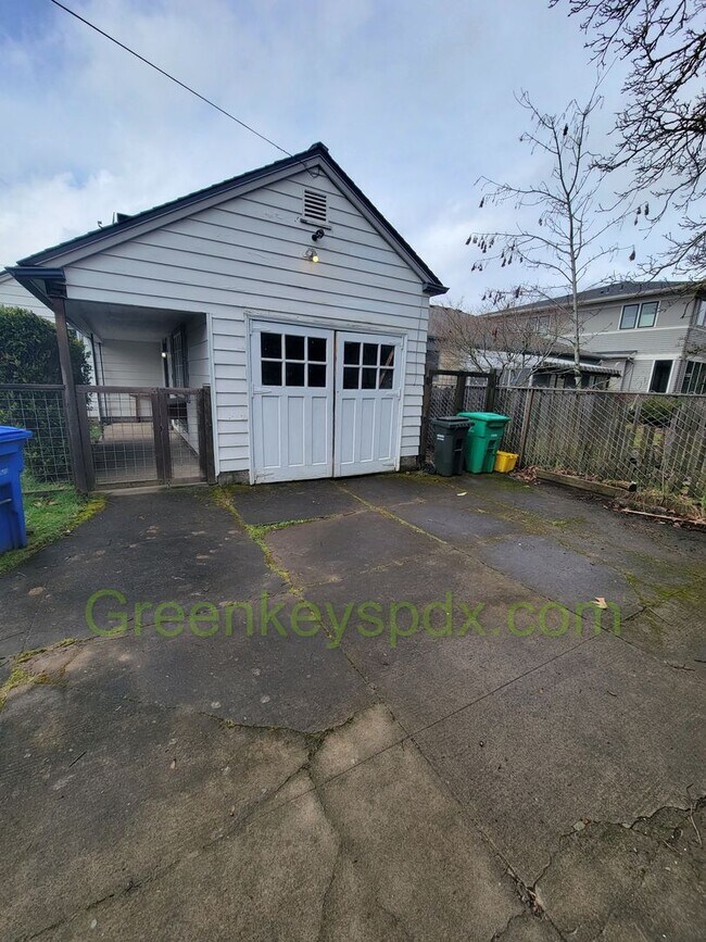 Building Photo - Beautiful 2 Bedroom 1 Bath House with Atta...