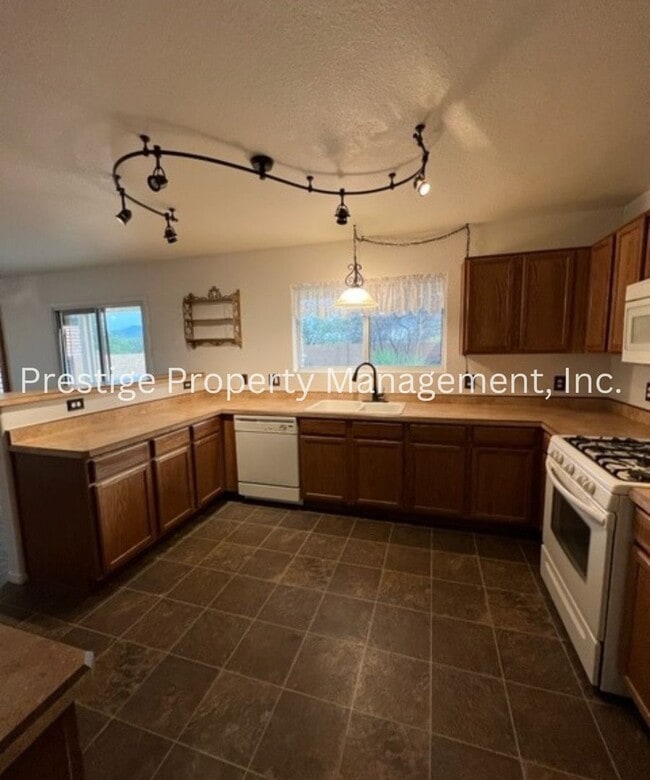 Building Photo - Large Sahuarita home in a cul-de-sac!