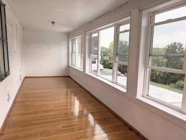 Building Photo - 414 2nd St W