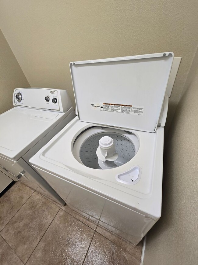 Building Photo - 3 Bedroom 2 Bath located in Mountain View DHS