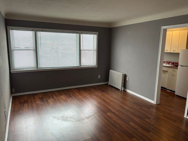 Building Photo - Upper level 1 Bedroom in W St Paul!! Move ...