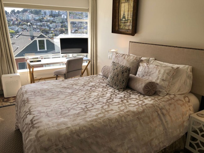 Building Photo - Elegant & Expansive Furnished 3 Bedroom/2 ...
