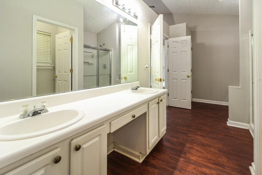 Building Photo - 5729 Lakeview Cir