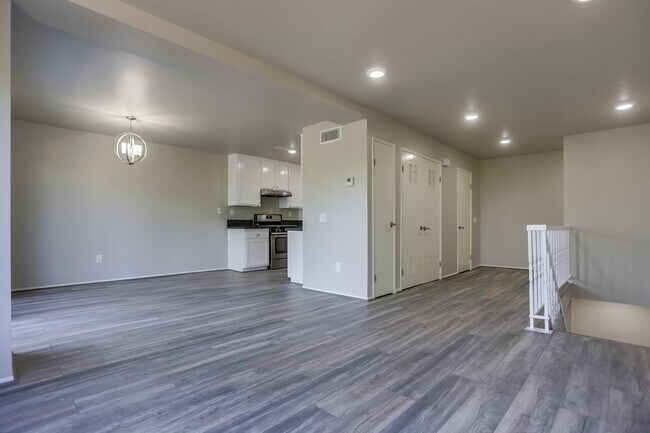 Building Photo - 2 Bedroom Oceanside Condo, with Private Ya...