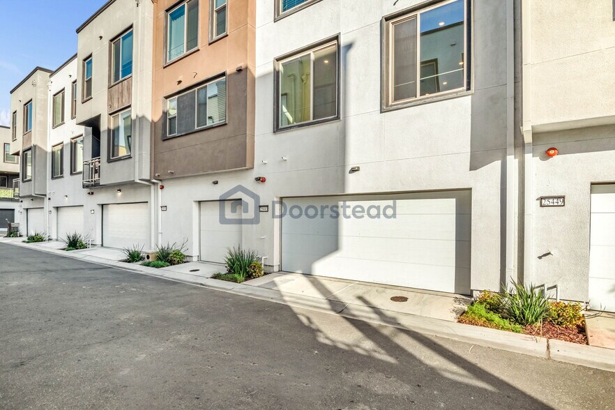 Building Photo - 25443 Parklane Dr