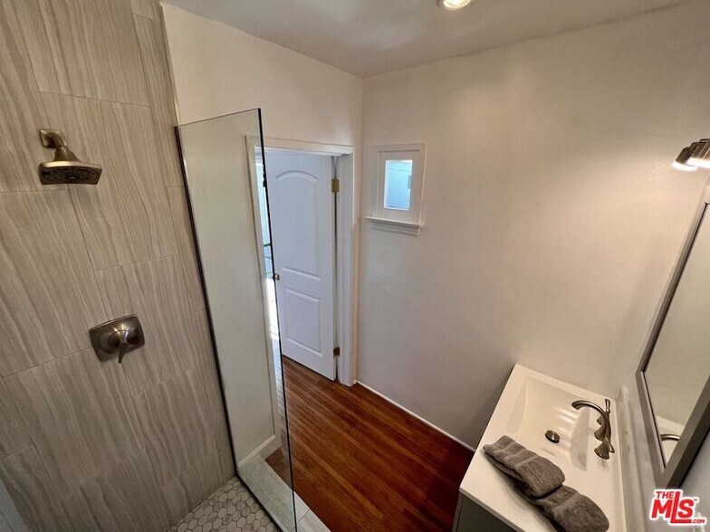 BDR1 Bath - 219 Winchester Ave