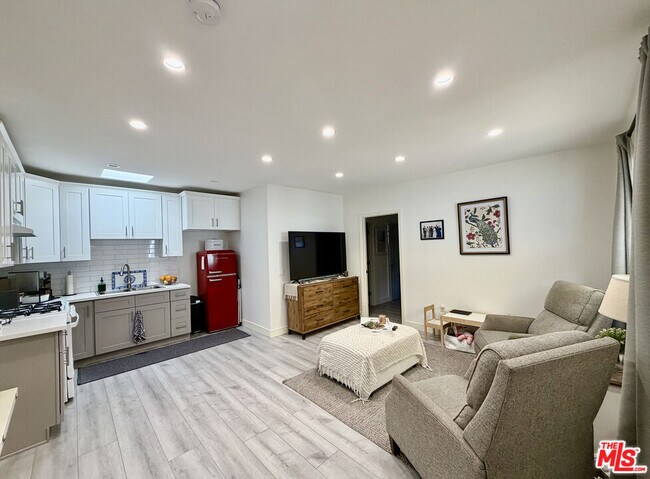 Building Photo - 7764 Fountain Ave