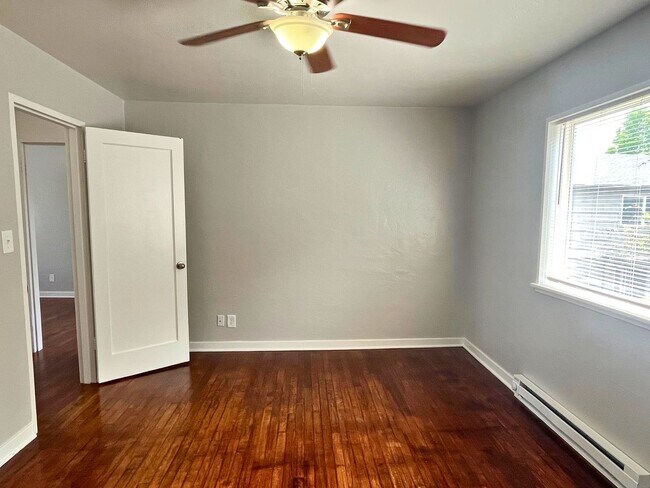 Building Photo - (UNM)  2 bed/1 bath Apartment