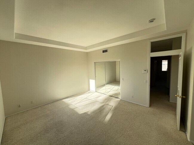 Building Photo - Charming Tustin Ranch Home in Gated Community on Golf Course!