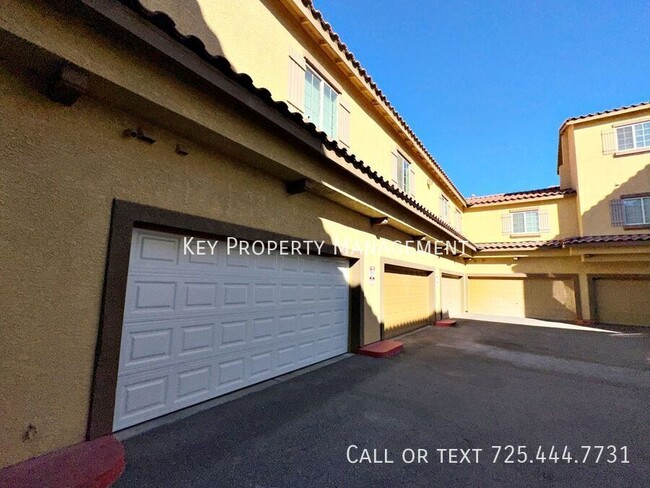 Building Photo - TRI-LEVEL 3 BEDROOM, 2.5 BATH TOWNHOME IN ...