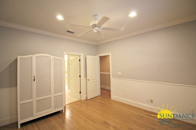 Building Photo - Stunning 3 Bedroom Waterfront Unit in Fort Walton!