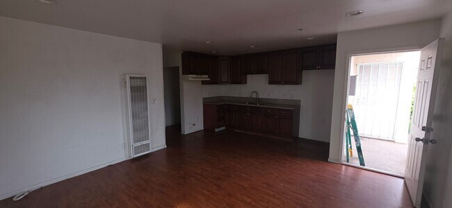 Building Photo - 1120-1122 W 93rd St