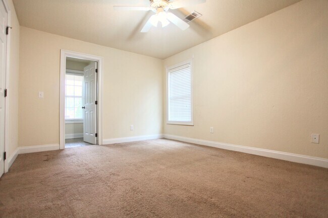 Building Photo - 807 W Longleaf Dr