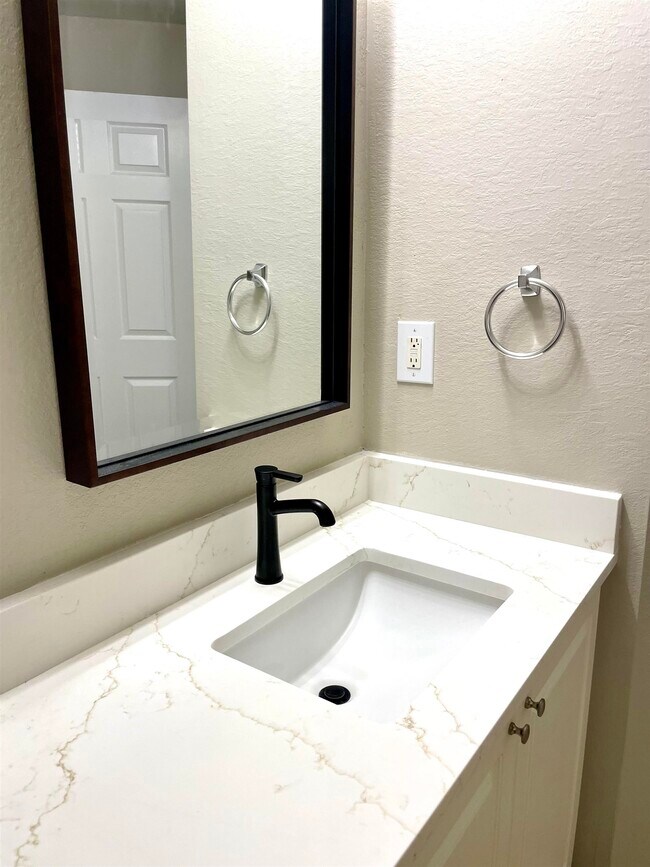 Building Photo - 425 S Villa San Marco Dr