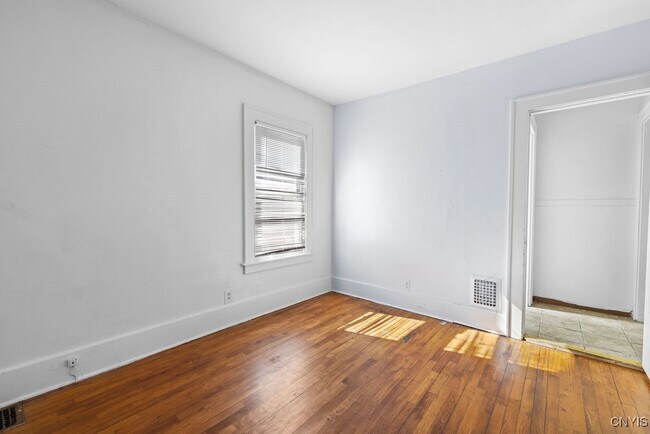 Building Photo - 401 Valley Dr