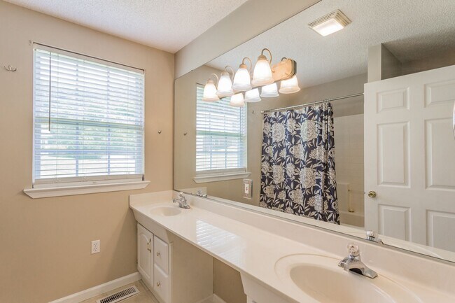 Building Photo - Charming home on River Canyon Drive