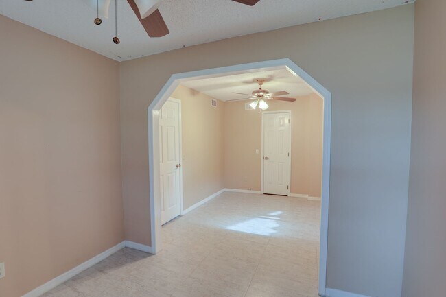 Building Photo - 5212 Abelia Dr