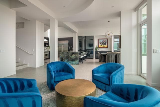 Building Photo - 121 Via De La Valle