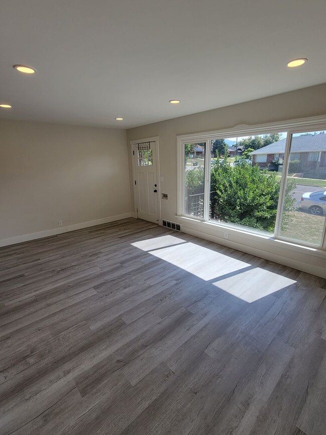 Building Photo - Theall Triplex