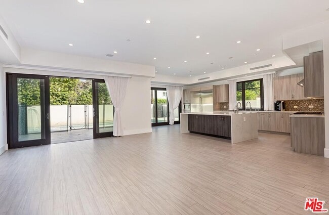 Building Photo - 312 S Palm Dr