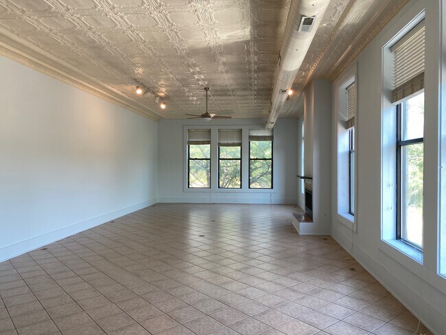 Building Photo - 731 Franklin St