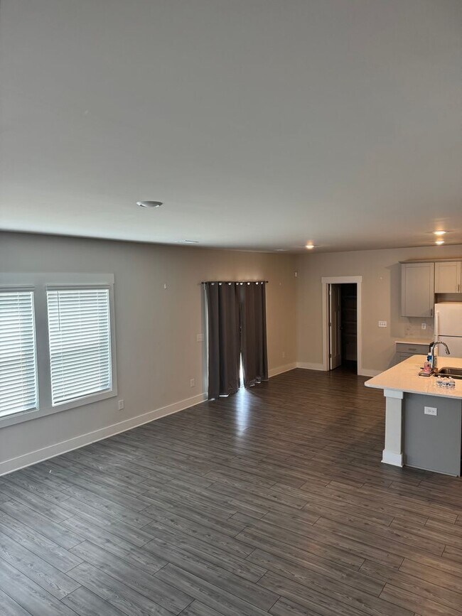 Building Photo - Great Price and location!