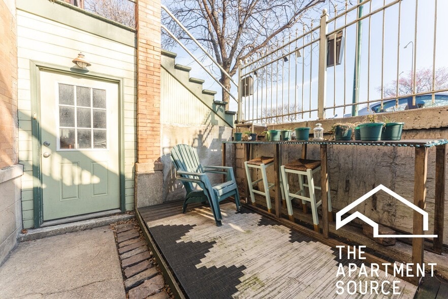 Building Photo - 1530 N Greenview Ave