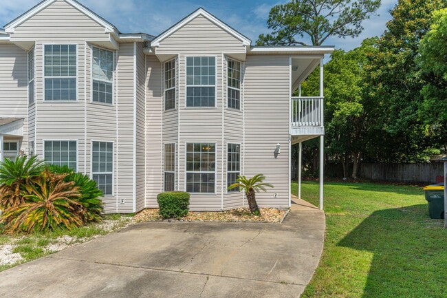 Building Photo - 17 Chatelaine Cir SE