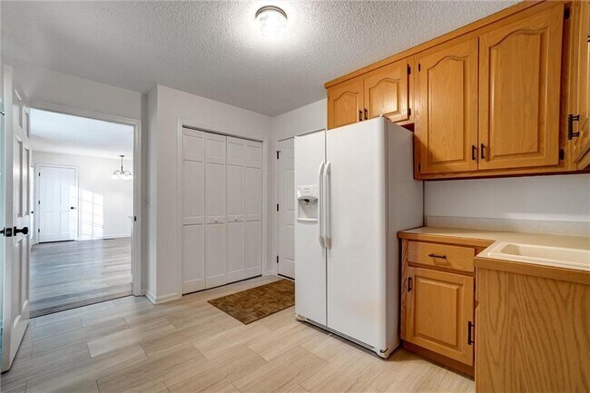 Building Photo - 701 Longview St