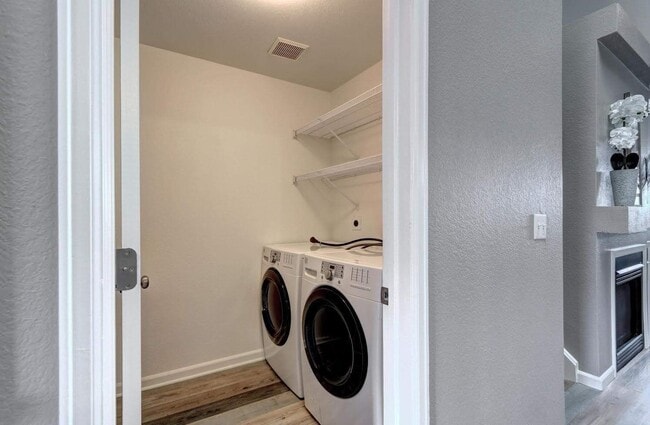 Building Photo - 2850 W Centennial Dr