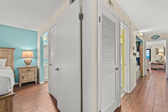 Building Photo - 8743 Thomas Dr