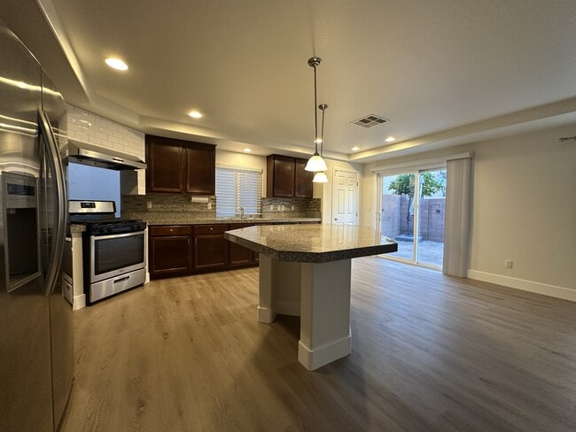 Building Photo - 6752 Philharmonic Ave