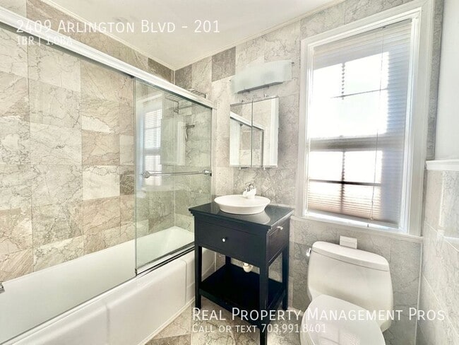 Building Photo - 2409 Arlington Blvd
