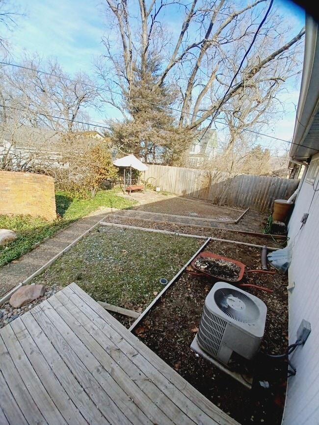 Building Photo - Don't miss out on this great Duplex!