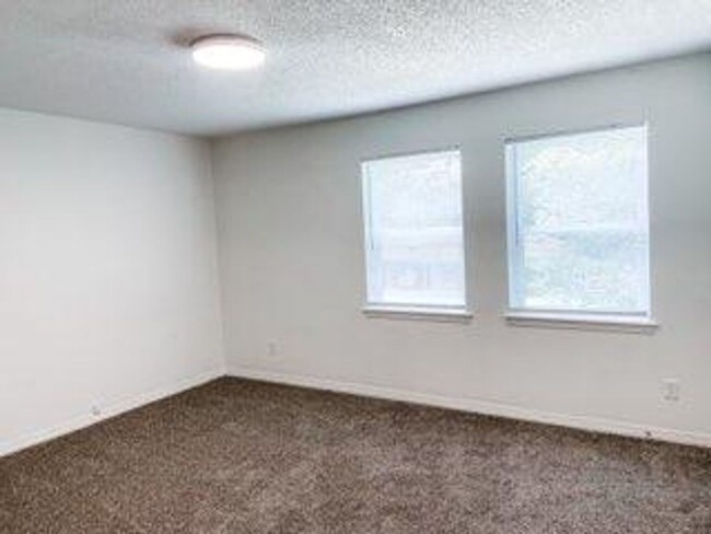 Building Photo - Fully Remodeled Townhome in PG!