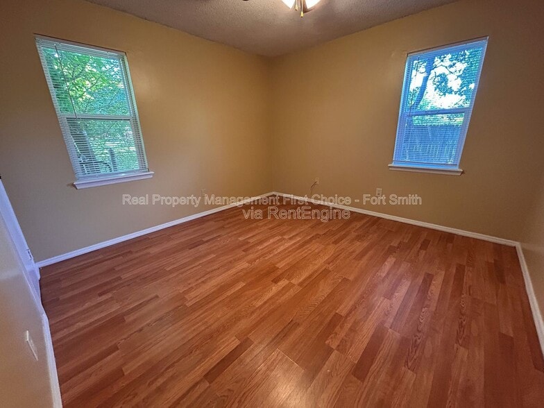 Building Photo - 3305 Grinnell Ave