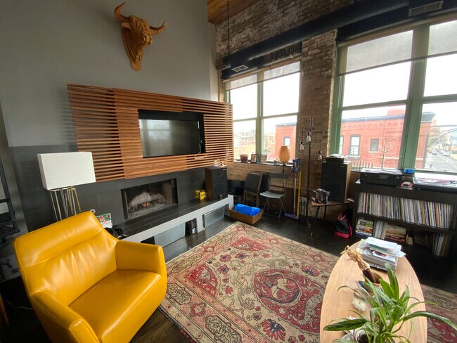 Gas lit wood fireplace - 1701 N Damen Ave