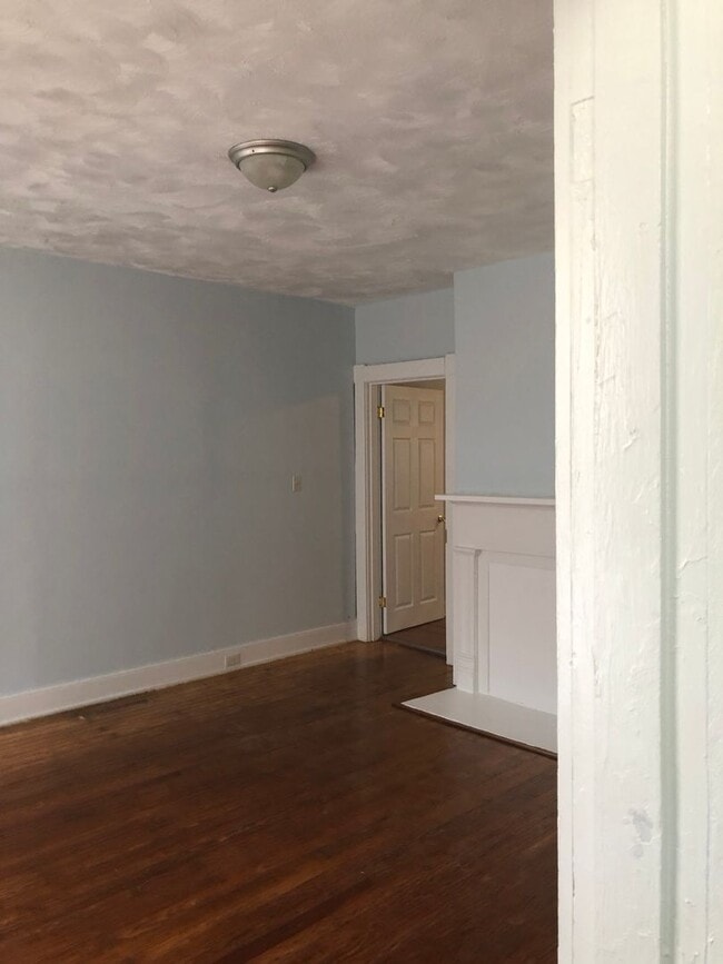 Building Photo - 3 Bedroom/1.5 Bath Northside Home ***Avail...