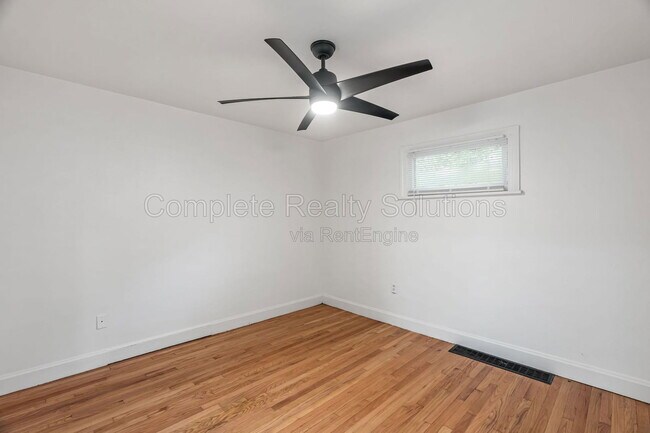 Building Photo - 10030 Bon Oak Dr