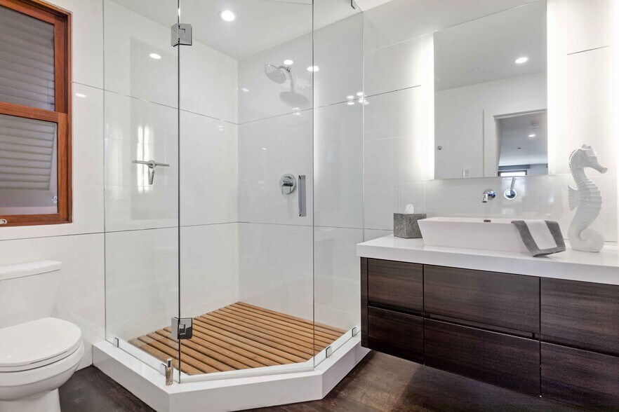 Building Photo - 716 Manhattan Ave