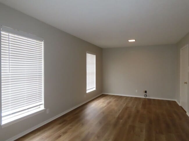 Building Photo - Expansive 3/2 Home in Tyler w/Additional Den and Living Room!