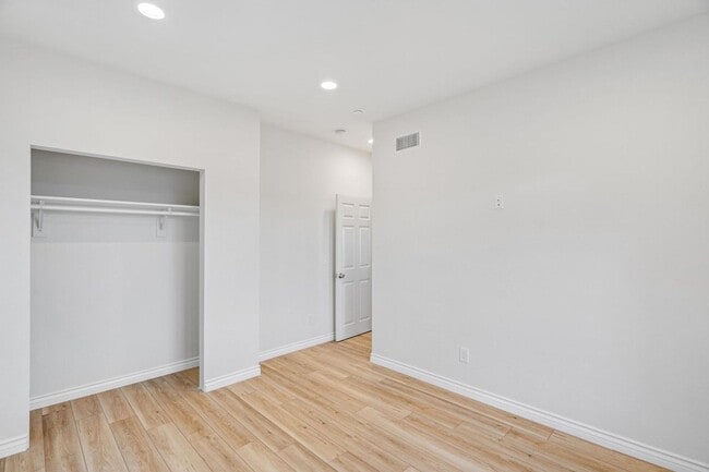 Building Photo - 5 Bedroom house with view