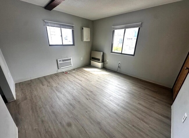 Building Photo - 10 Thompson St