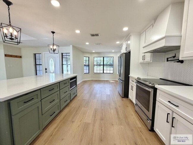 Building Photo - 35059 Anaqua Dr