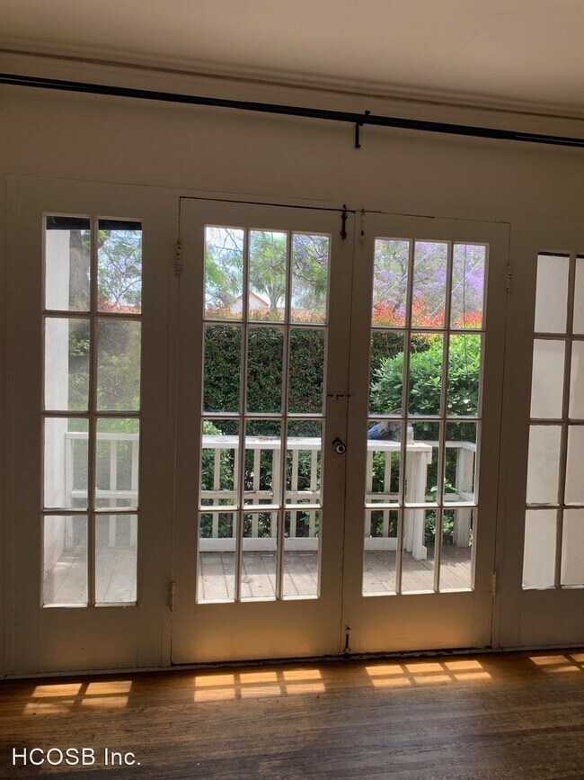 Building Photo - 3 br, 2 bath Apartment - 302 N. Soledad