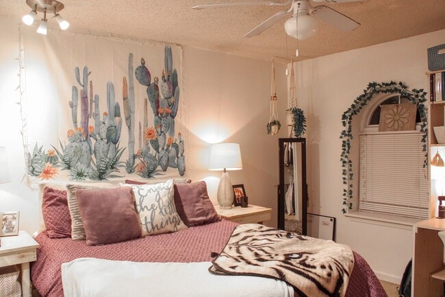 Building Photo - Condo Across From Vet School Available July 2025!