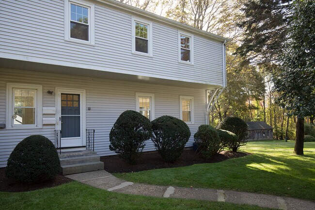 Building Photo - 352 Thoreau St