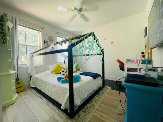 Building Photo - 4231 NW 1st Dr