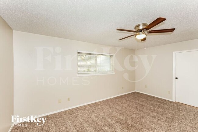 Building Photo - 2012 Garden Oaks Dr