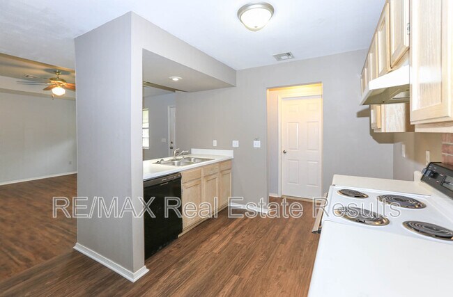 Building Photo - 2306 W Roselawn St